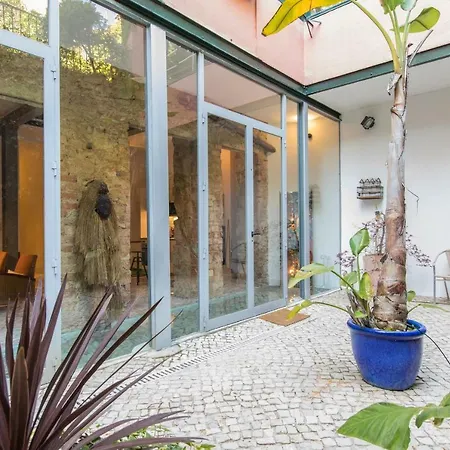 Lovelystay - Characterful W/ Outdoor Patio شقة Lisboa