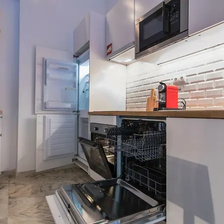 Lovelystay - Characterful W/ Outdoor Patio شقة