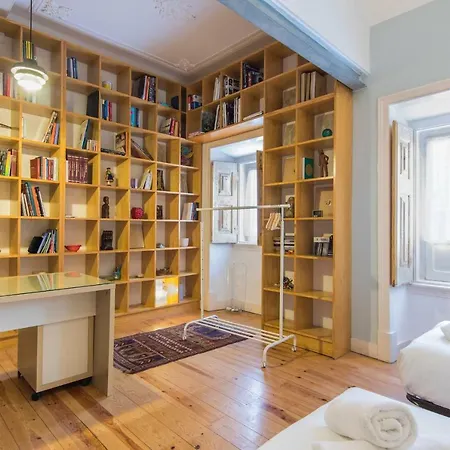 Lovelystay - Characterful W/ Outdoor Patio شقة Lisboa