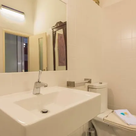 Lovelystay - Characterful W/ Outdoor Patio Apartment