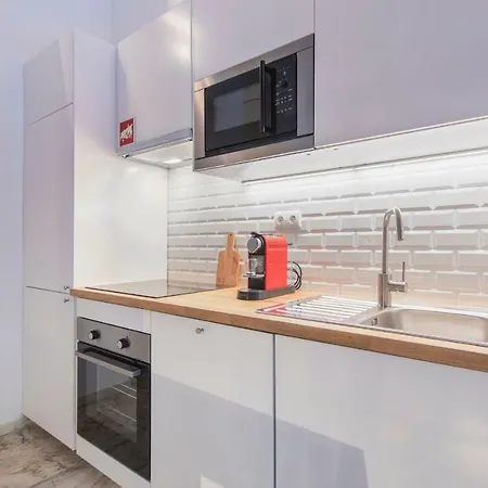 Lovelystay - Characterful W/ Outdoor Patio *