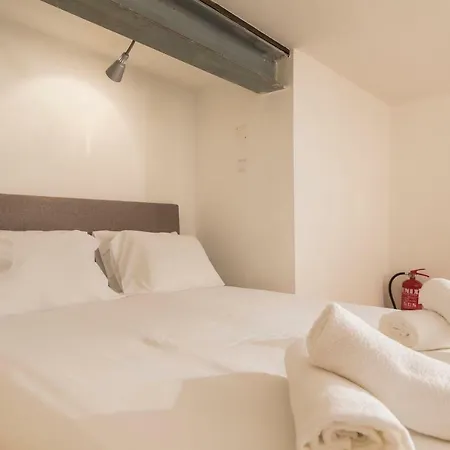 Lovelystay - Characterful W/ Outdoor Patio