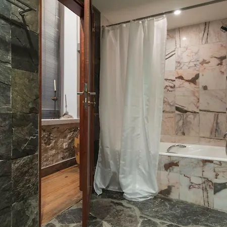 Lovelystay - Characterful W/ Outdoor Patio