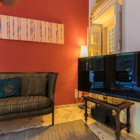 Lovelystay - Characterful W/ Outdoor Patio *