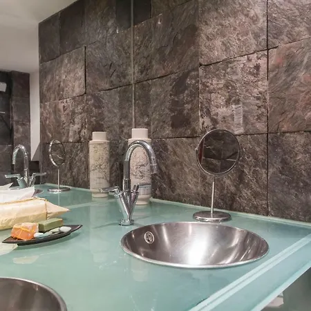 Lovelystay - Characterful W/ Outdoor Patio *