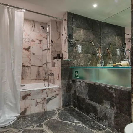 Lovelystay - Characterful W/ Outdoor Patio