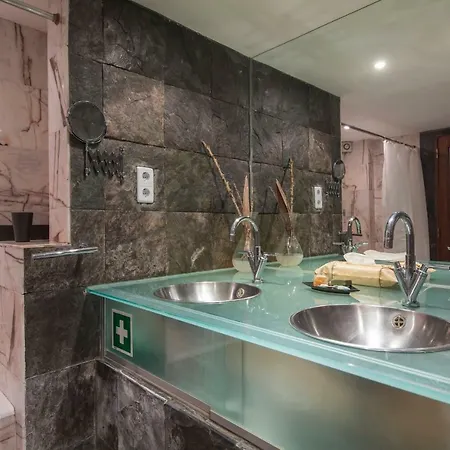 Lovelystay - Characterful W/ Outdoor Patio