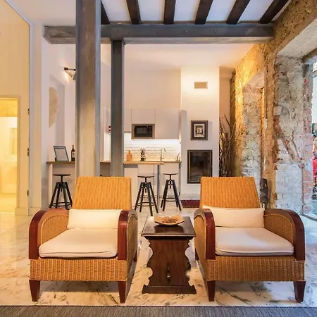 Lovelystay - Characterful W/ Outdoor Patio