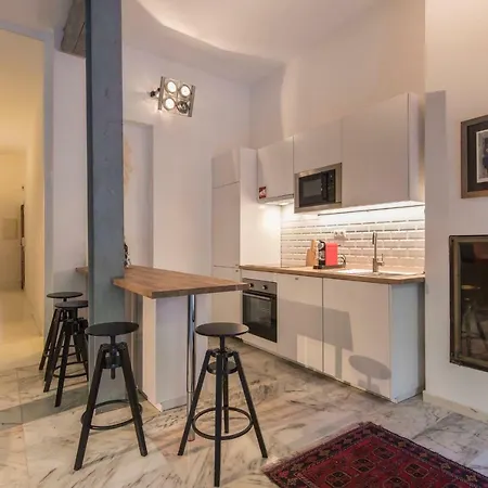 Lovelystay - Characterful W/ Outdoor Patio