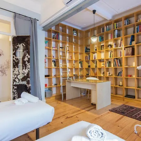 Lägenhet Lovelystay - Characterful W/ Outdoor Patio